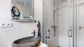 Een douche, een haardroger, handdoeken