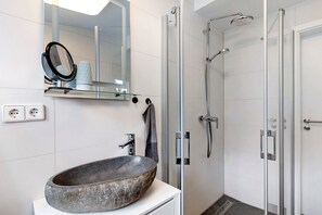 Shower, hair dryer, towels