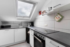 Fridge, oven, stovetop, dishwasher