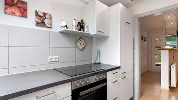 Kylskåp, ugn, spishäll och diskmaskin