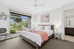 6 bedrooms, iron/ironing board, travel cot, bed sheets - Impress on Empress I 6 BR Pet-Friendly Family Home (Ocean Grove)