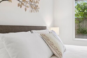 6 bedrooms, iron/ironing board, travel crib, bed sheets