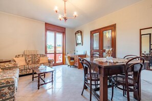 Familienapartment, Mehrere Schlafzimmer, 2 Bäder (Porta Di Mare Apartment) | Wohnbereich | 21-Zoll-Smart-TV mit Kabelempfang