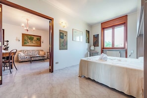 2 kamar tidur, setrika/meja setrika, Wi-Fi gratis, dan seprai linen