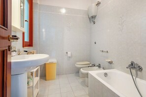 Căn hộ dành cho gia đình, nhiều phòng ngủ, 2 phòng tắm (Porta Di Mare Apartment) | Phòng tắm | Bồn tắm và buồng tắm vòi sen riêng, máy sấy tóc, chậu vệ sinh/vòi rửa 
