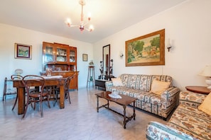 Family Apartment, Multiple Bedrooms, 2 Bathrooms (Porta Di Mare Apartment) | Living area | 21-inch Smart TV with cable channels