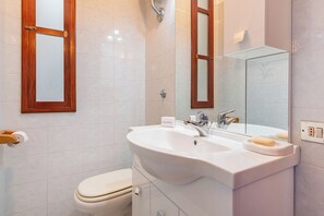 Family Apartment, Multiple Bedrooms, 2 Bathrooms (Porta Di Mare Apartment) | Bathroom | Separate bathtub and shower, hair dryer, bidet, towels