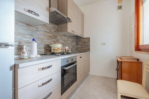 Familjelägenhet - flera sovrum - 2 badrum (Porta Di Mare Apartment) | Eget kök | Kylskåp, mikrovågsugn, ugn och spishäll