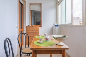 Family Apartment, Multiple Bedrooms, 2 Bathrooms (Porta Di Mare Apartment) | Dining