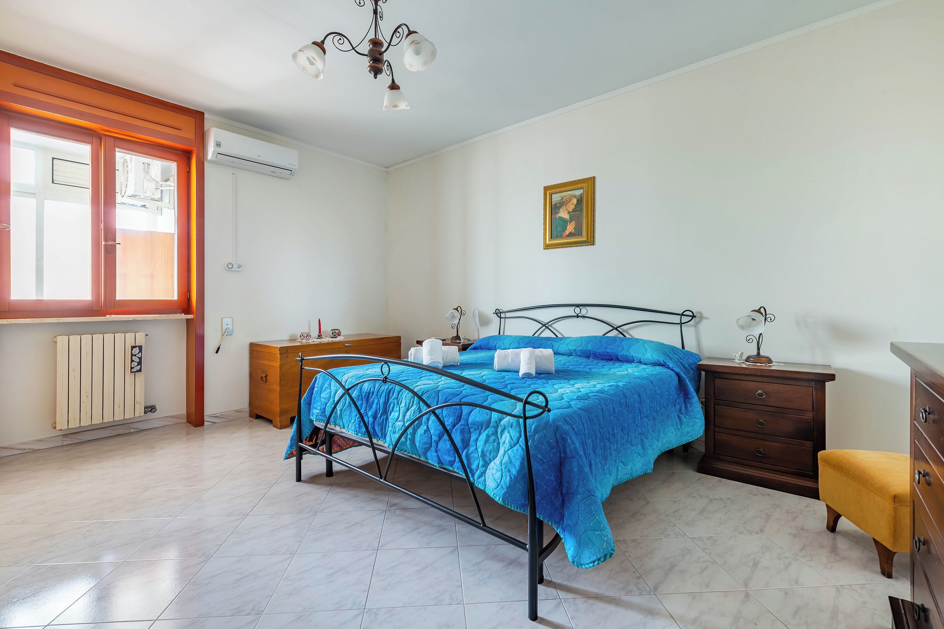 Familie appartement, meerdere slaapkamers, 2 badkamers (Porta Di Mare Apartment) | 2 slaapkamers, een strijkplank/strijkijzer, gratis wifi, beddengoed