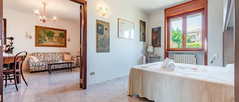 Perhehuoneisto, useita makuuhuoneita, 2 kylpyhuonetta (Porta Di Mare Apartment) | 2 makuuhuonetta, silitysrauta/-lauta, ilmainen Wi-Fi, vuodevaatteet