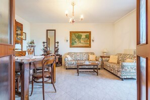 Familieleilighet, flere soverom, 2 bad (Porta Di Mare Apartment) | Oppholdsområde | En 21-tommers smart-TV med kabel-kanaler