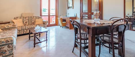 อพาร์ทเมนท์สำหรับครอบครัว, หลายห้องนอน, 2 ห้องน้ำ (Porta Di Mare Apartment) | บริเวณนั่งเล่น | สมาร์ททีวี 21 นิ้ว พร้อมช่องเคเบิล
