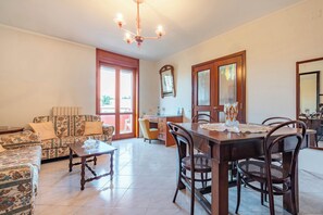 Family Apartment, Multiple Bedrooms, 2 Bathrooms (Porta Di Mare Apartment) | Living area | 21-inch Smart TV with cable channels