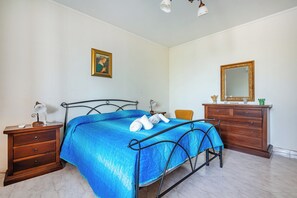 Familjelägenhet - flera sovrum - 2 badrum (Porta Di Mare Apartment) | 2 sovrum, strykjärn/strykbräda, gratis wi-fi och sängkläder