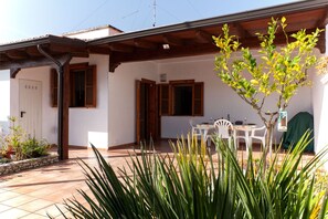 Outdoor dining - Villetta Roma With Fancy Garden (Melendugno)