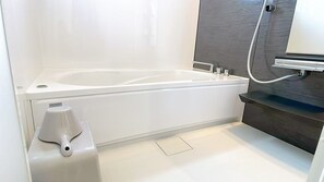 Casa | Banheiro | Banheira, secador de cabelo, chinelos, toalhas de banho