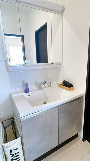 House | Bathroom | Bathtub, hair dryer, slippers, towels - Casa YONNA Miyakojima (Miyakojima)