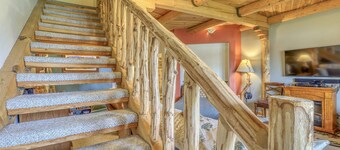 Pet-Friendly Treehouse Condo: Cozy, Great Location, Patio, Mountain Views, Near Dining & Hot Springs