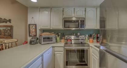 Deck Pet-Friendly Treehouse Condo: Cozy, Great Location, Mountain Views, Near Dining & Hot Springs