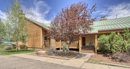Pet-Friendly Treehouse Condo: Cozy, Great Location, Patio, Mountain Views, Near Dining & Hot Springs