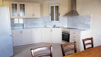 Kylskåp, mikrovågsugn, ugn och spishäll