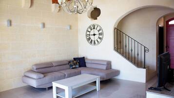 Townhouse – familie, flere soverom (Kenn Gozitan villa and pool) | Oppholdsområde | En 21-tommers smart-TV med Parabol-TV