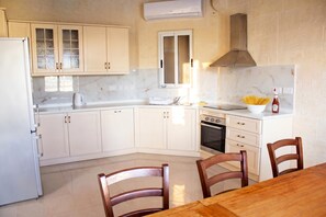 Casa adossada familiar, diversos dormitoris (Kenn Gozitan villa and pool) | Cuina privada | Frigorífic, microones, forn i placa de cuina 