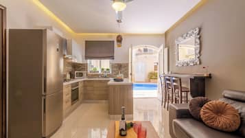 Family Apartment, 3 Bedrooms, Microwave (Maisonnette & Pool Ta'Cenc Sannat) | Private kitchen