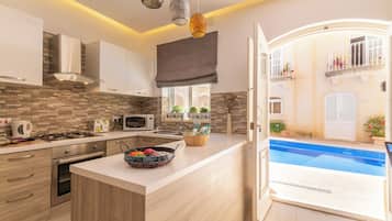 Appartamento familiare, camere multiple (Maisonnette & Pool Ta'Cenc Sannat) | Cucina privata | Frigorifero, microonde, forno, piano cottura