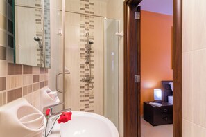 Combined shower/tub, hair dryer, towels, soap - Maisonnette & Pool Ta'cenc Sannat Gozo (Sannat)