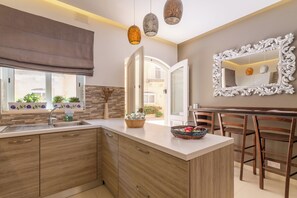 Family Apartment, Multiple Bedrooms (Maisonnette & Pool Ta'Cenc Sannat) | Dapur peribadi | Peti sejuk, ketuhar gelombang mikro, ketuhar, dapur 