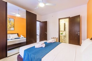 Familie appartement, meerdere slaapkamers (Maisonnette & Pool Ta'Cenc Sannat) | 3 slaapkamers, een laptopwerkplek, een strijkplank/strijkijzer