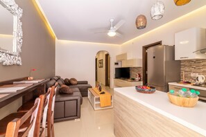 Family Apartment, Multiple Bedrooms (Maisonnette & Pool Ta'Cenc Sannat) | Ruang tamu | 21 inci televisyen dengan digital 