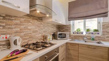 Fridge, microwave, oven, stovetop