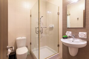 Family Apartment, Multiple Bedrooms (Maisonnette & Pool Ta'Cenc Sannat) | Bathroom | Combined shower/bathtub, hair dryer, towels, soap