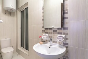 Gabungan pancuran/tab mandi, pengering rambut, tuala disediakan, sabun 