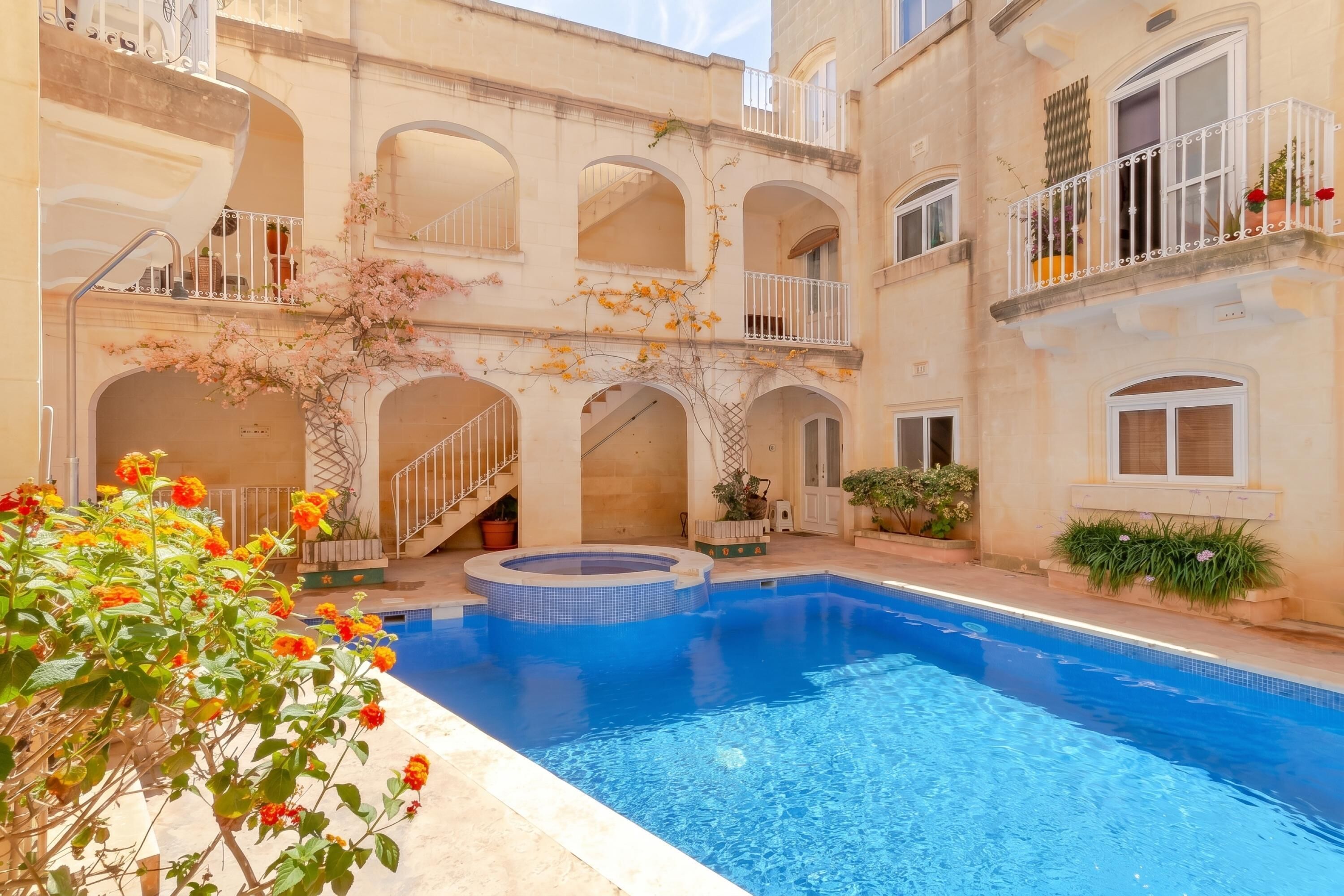 Una piscina al aire libre