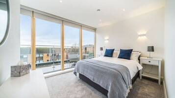 2 bedrooms, desk, iron/ironing board, travel crib