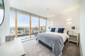 1 Schlafzimmer, Schreibtisch, Bügeleisen/Bügelbrett, Reisekinderbett