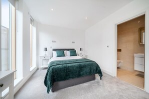 4 slaapkamers, een bureau, een strijkplank/strijkijzer, reisbedje