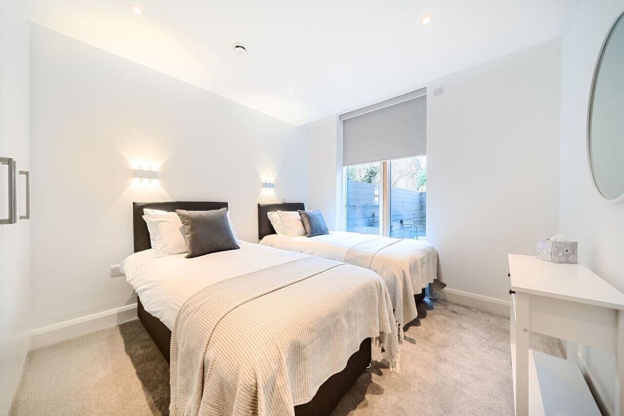 4 bedrooms, desk, iron/ironing board, travel cot