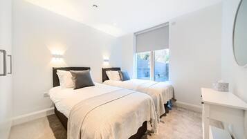 4 bedrooms, desk, iron/ironing board, travel crib