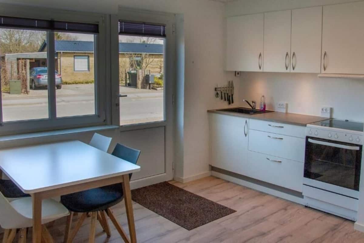 Familie appartement | Privékeuken | Een mini-koelkast, een oven, een kookplaat, een waterkoker