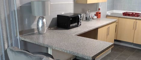 Apartment, 1 Schlafzimmer | Eigene Küche | Kühlschrank, Mikrowelle, Ofen, Wasserkocher mit Kaffee-/Teezubehör