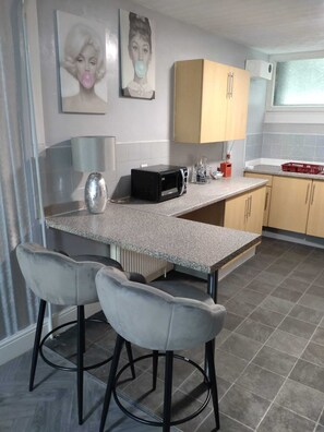 Apartment, 1 Bedroom | Private kitchen | Fridge, microwave, oven, coffee/tea maker - Valley View Retreat (Scarborough)