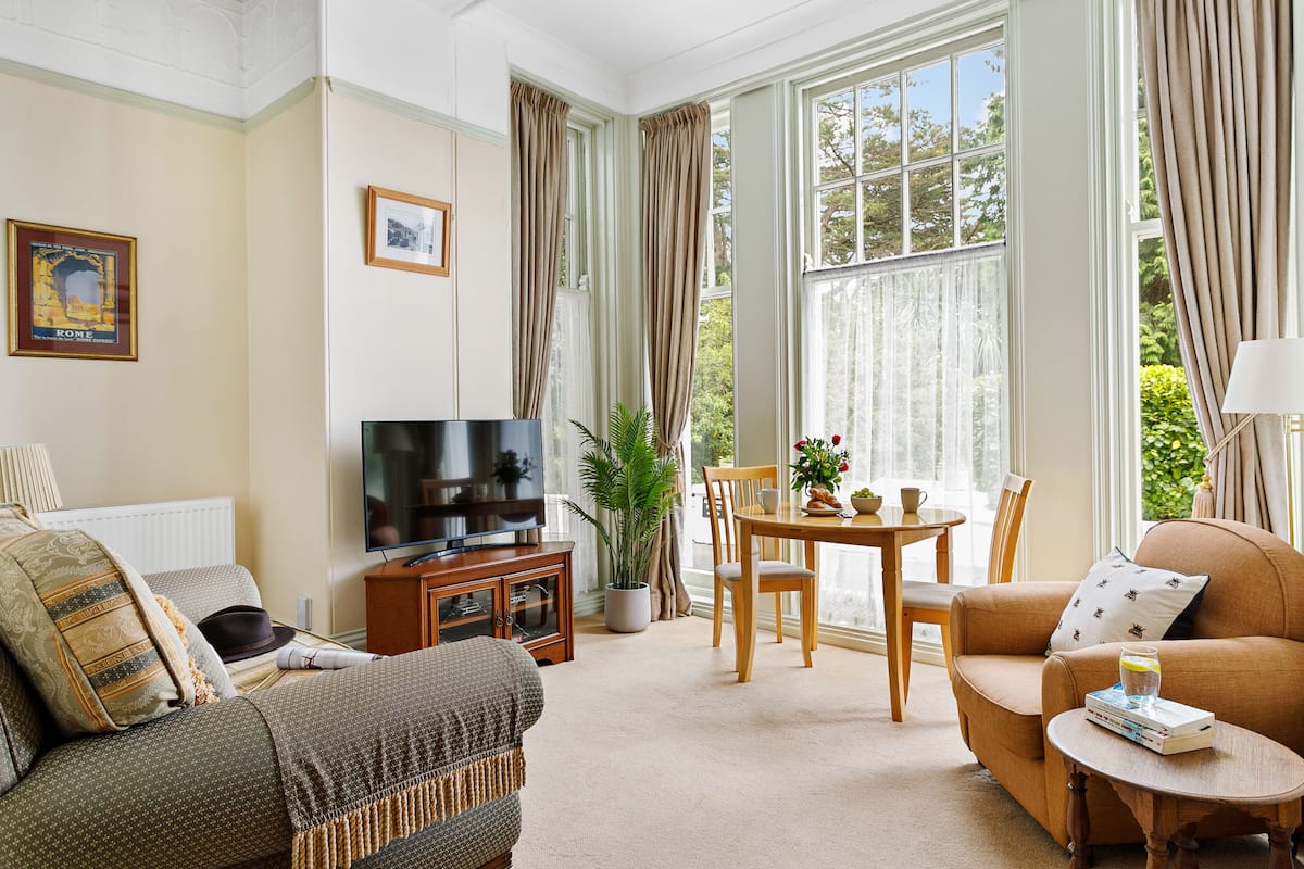 Classic Apartment, 1 Bedroom, Garden Area (Roma) | Living area | 50-inch flat-screen TV with digital channels, streaming services