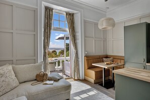 TV màn hình phẳng 50-inch có truyền hình kỹ thuật số, dịch vụ stream 