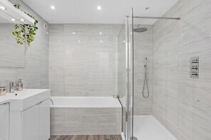Penthouse Mewah, 2 kamar tidur, balkon, pemandangan laut (The Penthouse) | Kamar mandi | Pengering rambut, handuk, sabun, dan tisu toilet