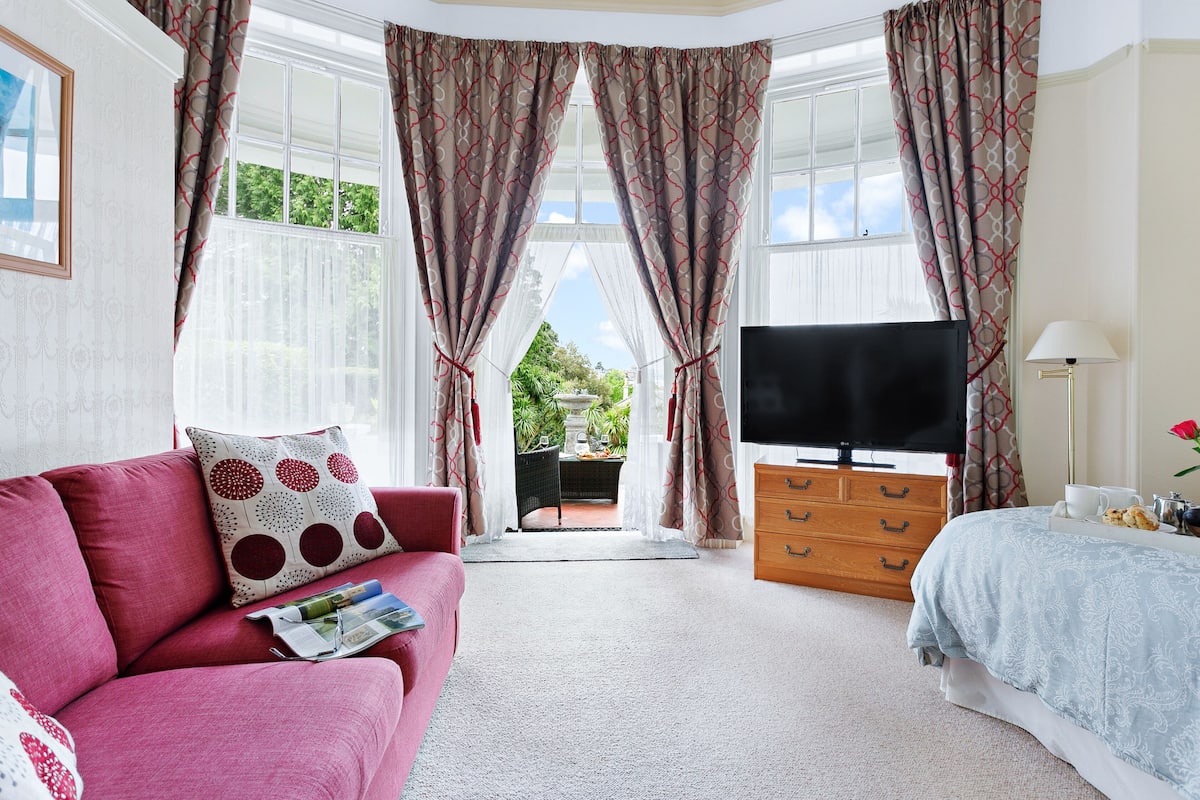 Deluxe Studio, 1 Double Bed, Mobility Accessible, Terrace (Venezia) | Living area | 50-inch flat-screen TV with digital channels, streaming services